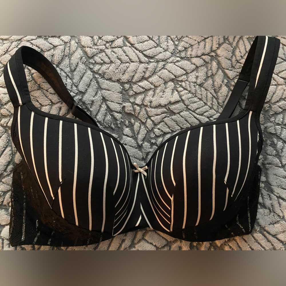 Pin stipe/lace underwire bra